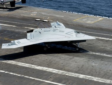 Χ-47Β, τα ρομπότ έρχονται: Απο-προσνήωση σε αεροπλανοφόρο και εναέριος ανεφοδιασμός! (βίντεο)